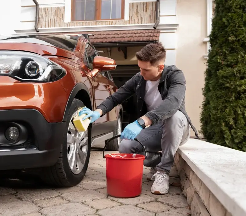 Lavage auto à domicile Saint-Pierre-de-Rivière : professionnel intervenant sur un véhicule